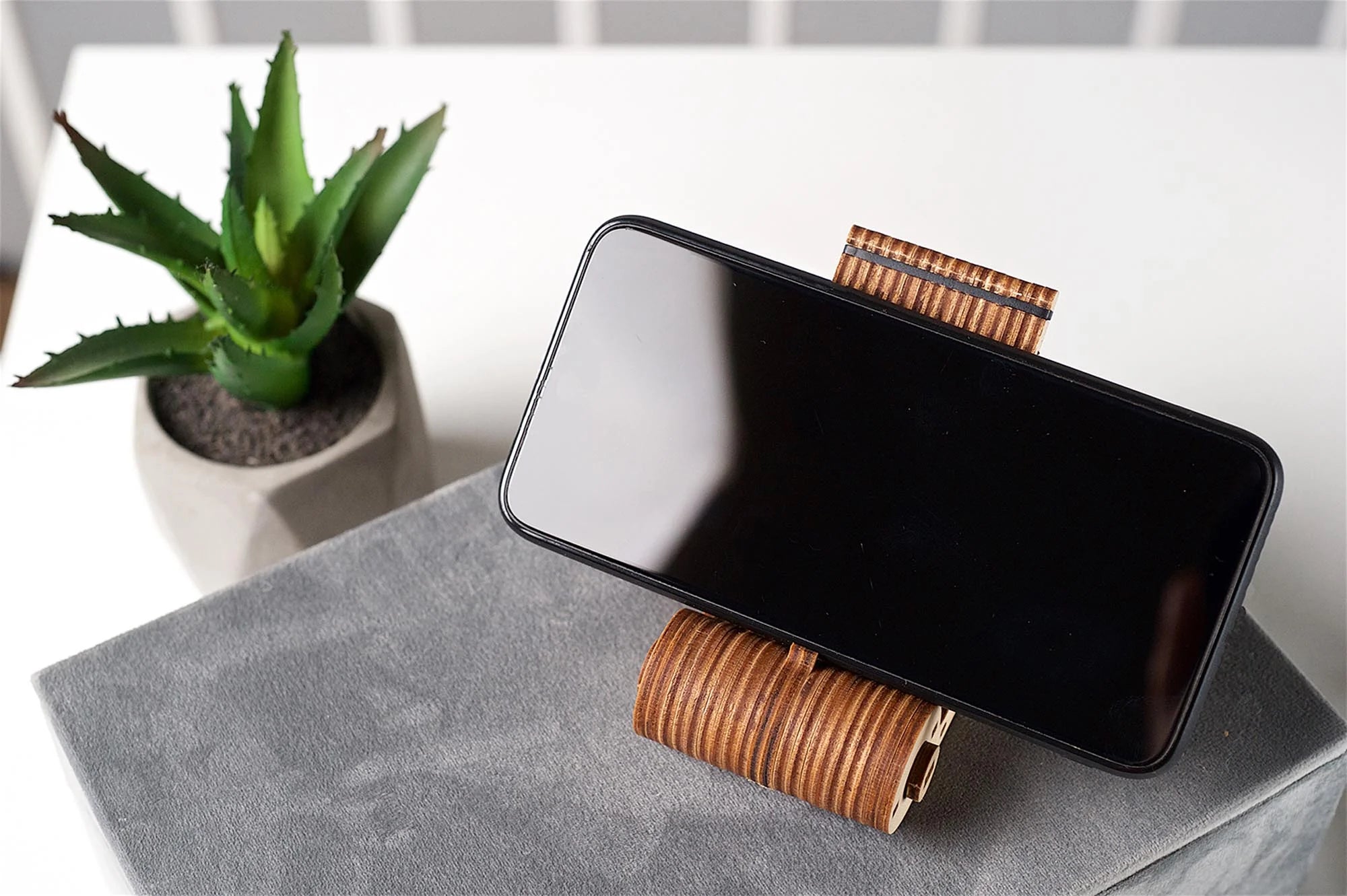 Ugears Porta Celular Plegable | Soporte 3D de Madera