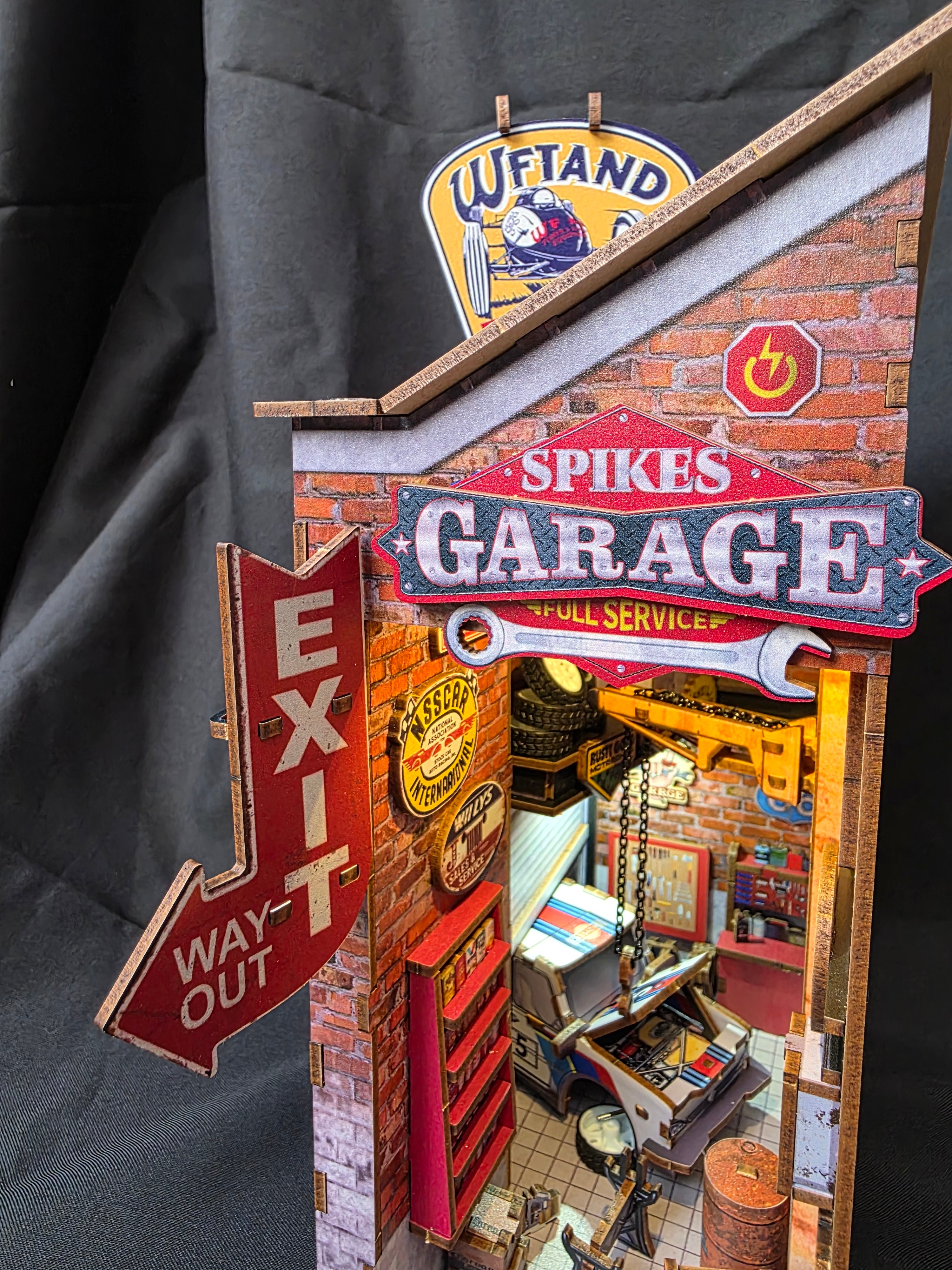 Spike's Garage – Separador de Libros de Taller Mecánico Luz