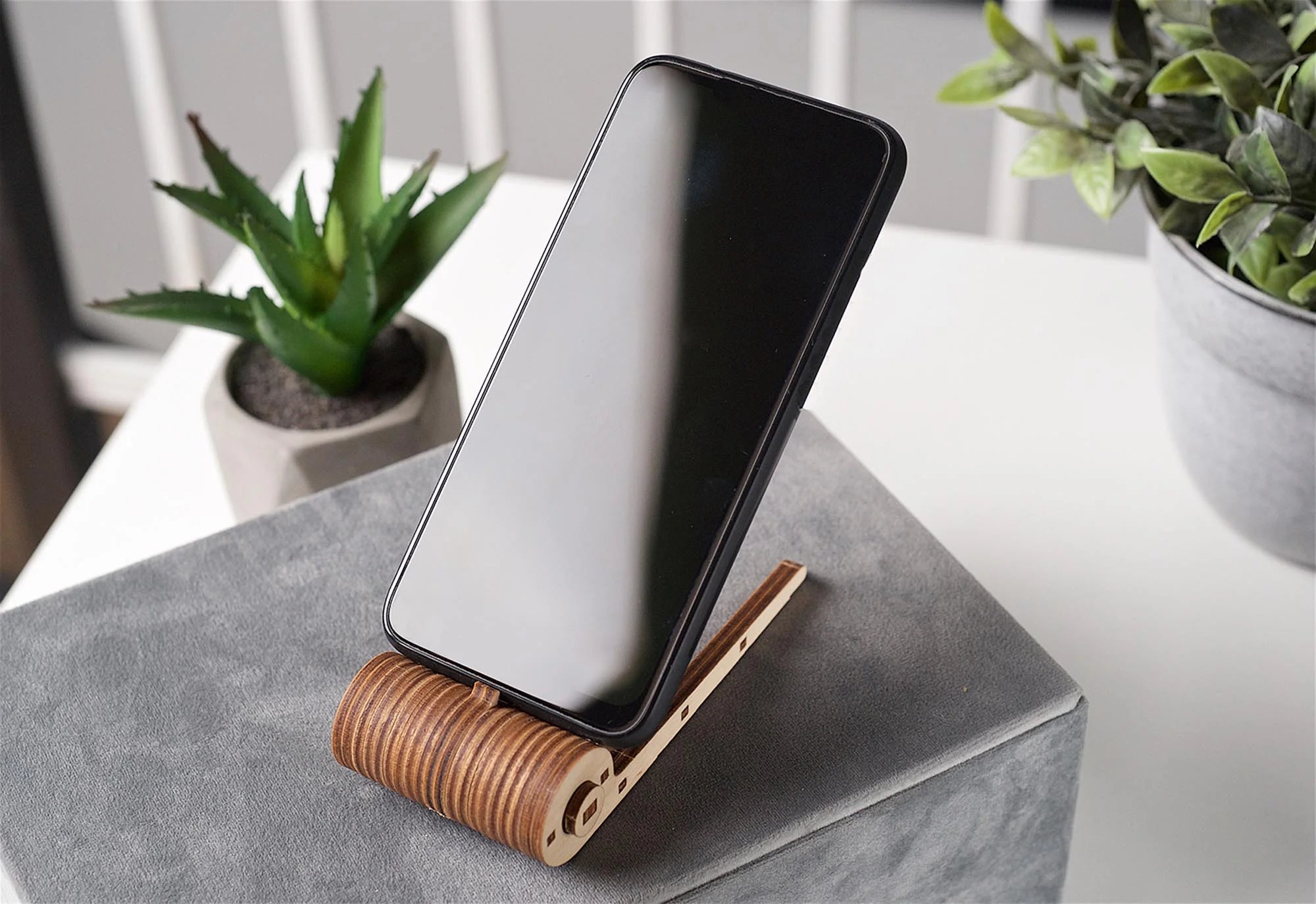Ugears Porta Celular Plegable | Soporte 3D de Madera