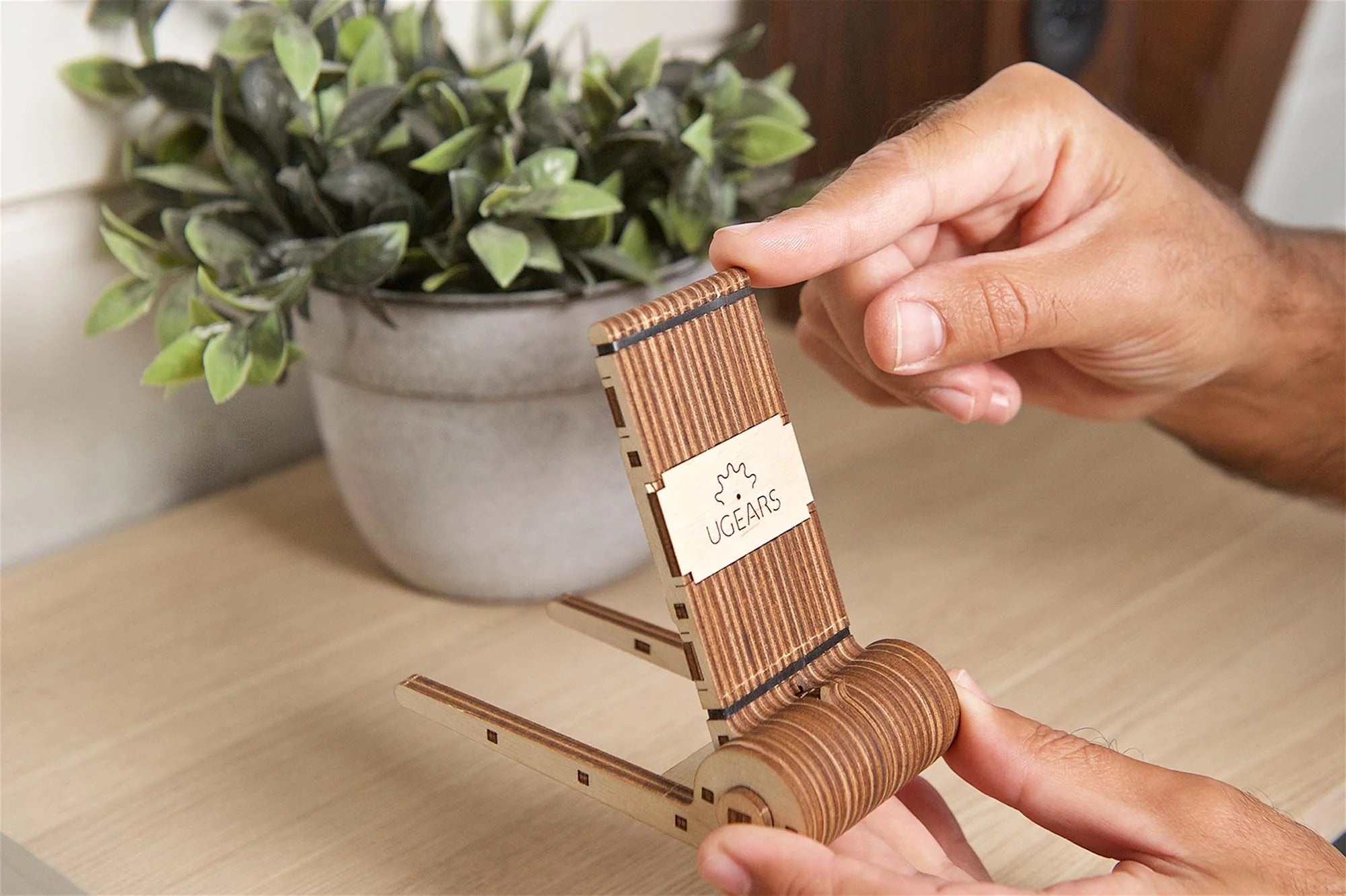 Ugears Porta Celular Plegable | Soporte 3D de Madera