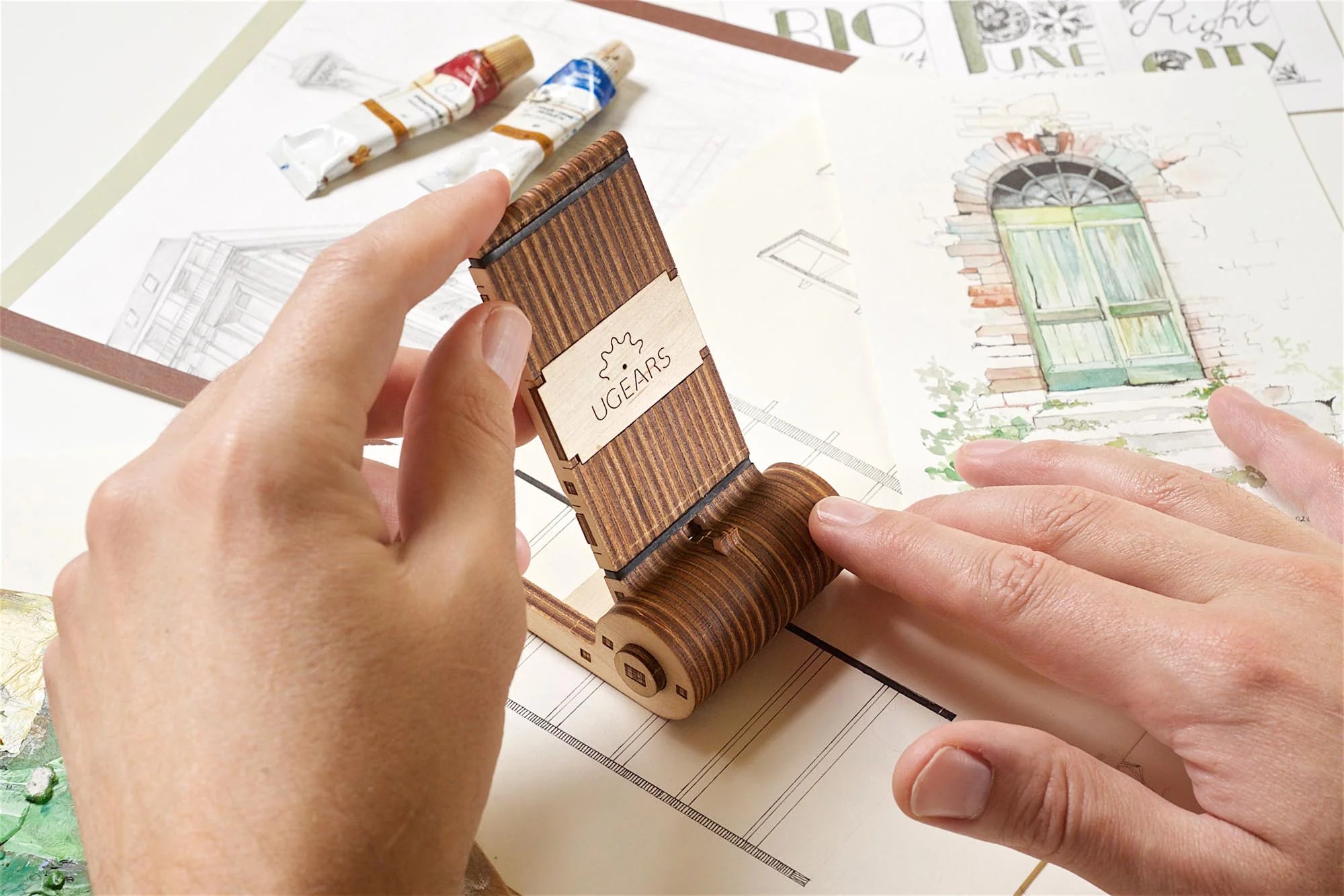 Ugears Porta Celular Plegable | Soporte 3D de Madera