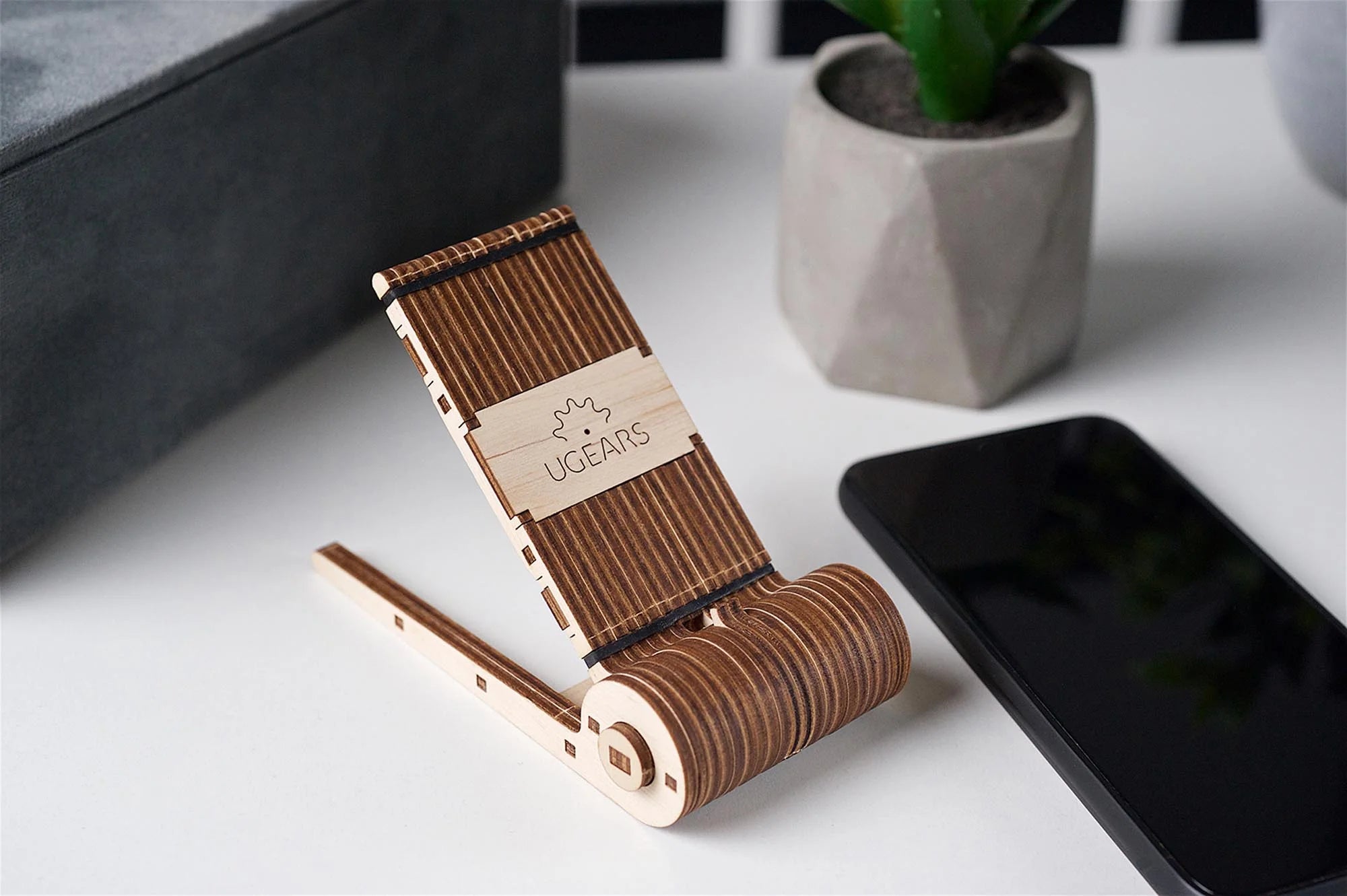 Ugears Porta Celular Plegable | Soporte 3D de Madera