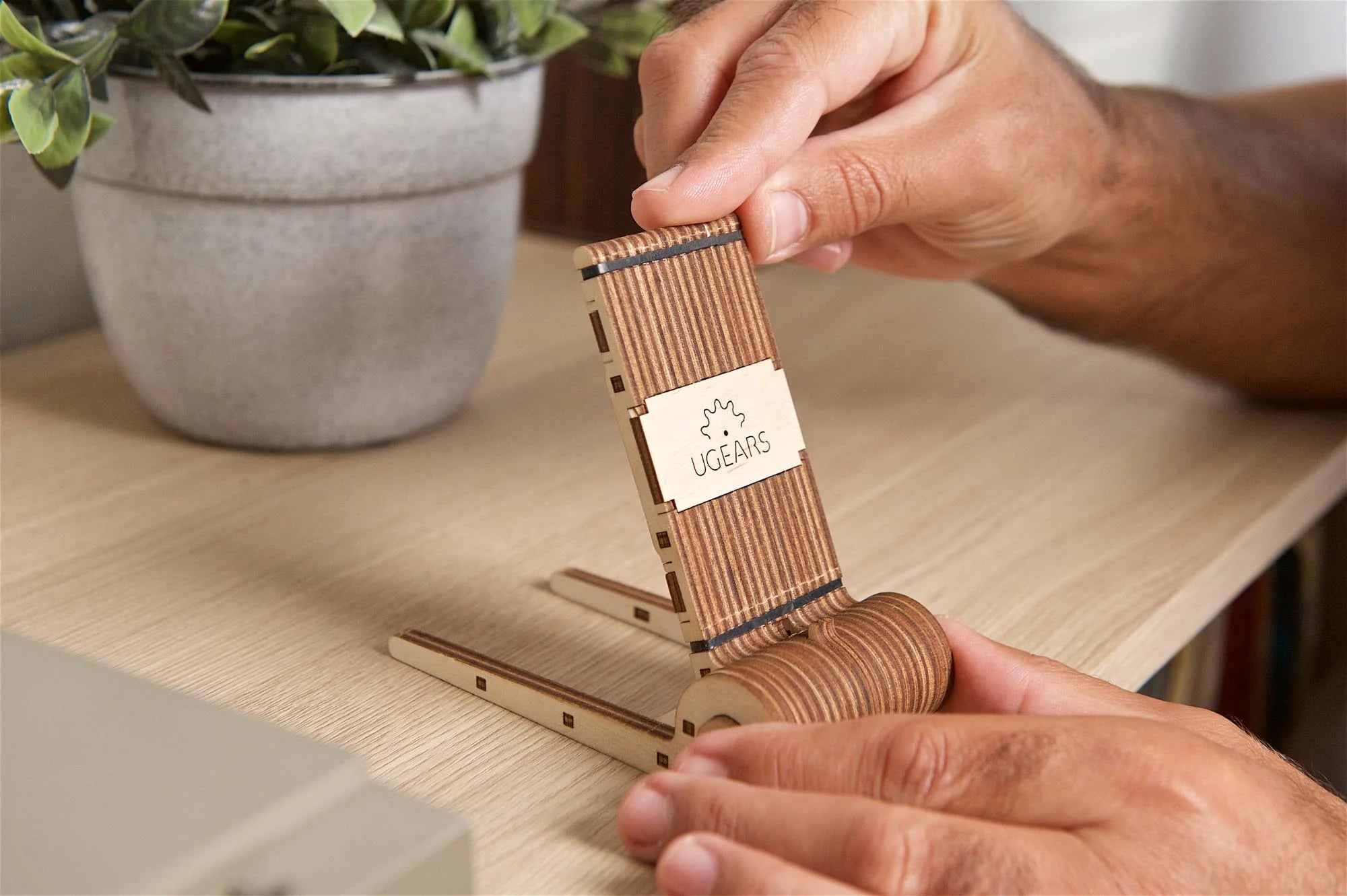 Ugears Porta Celular Plegable | Soporte 3D de Madera