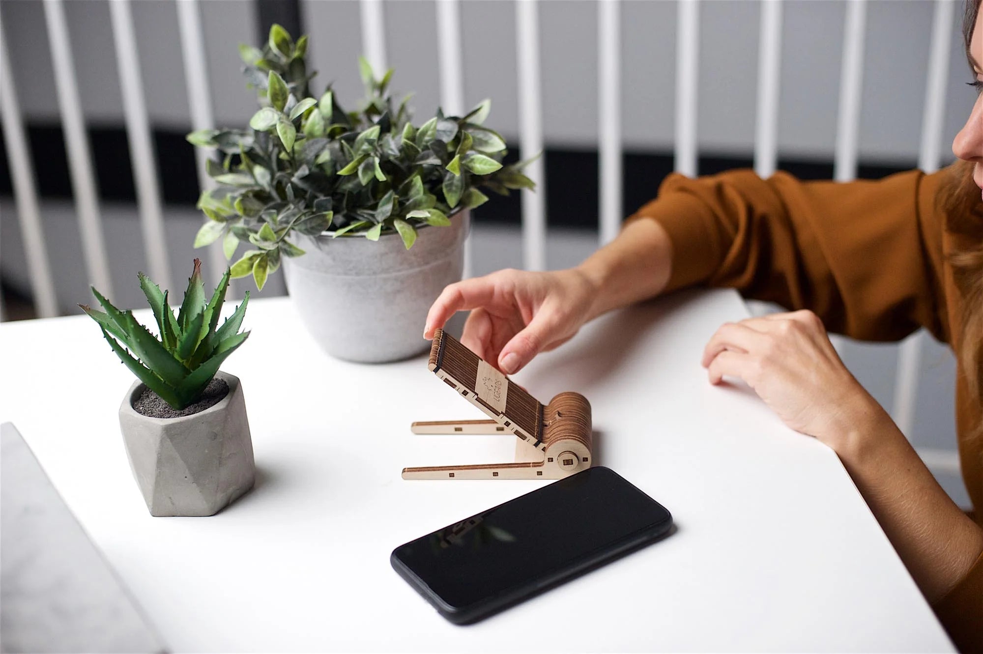 Ugears Porta Celular Plegable | Soporte 3D de Madera