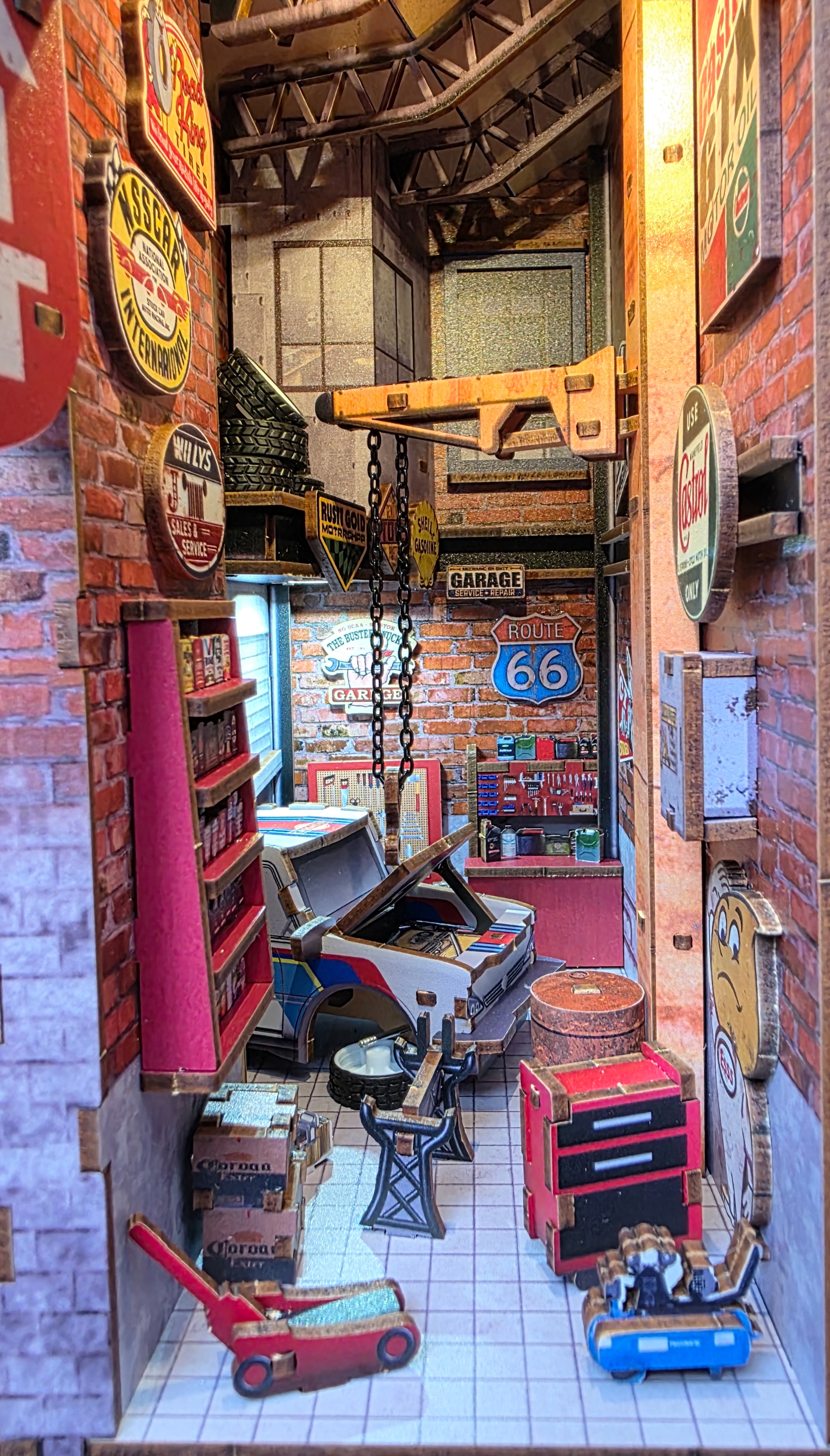 Spike's Garage – Separador de Libros de Taller Mecánico Luz