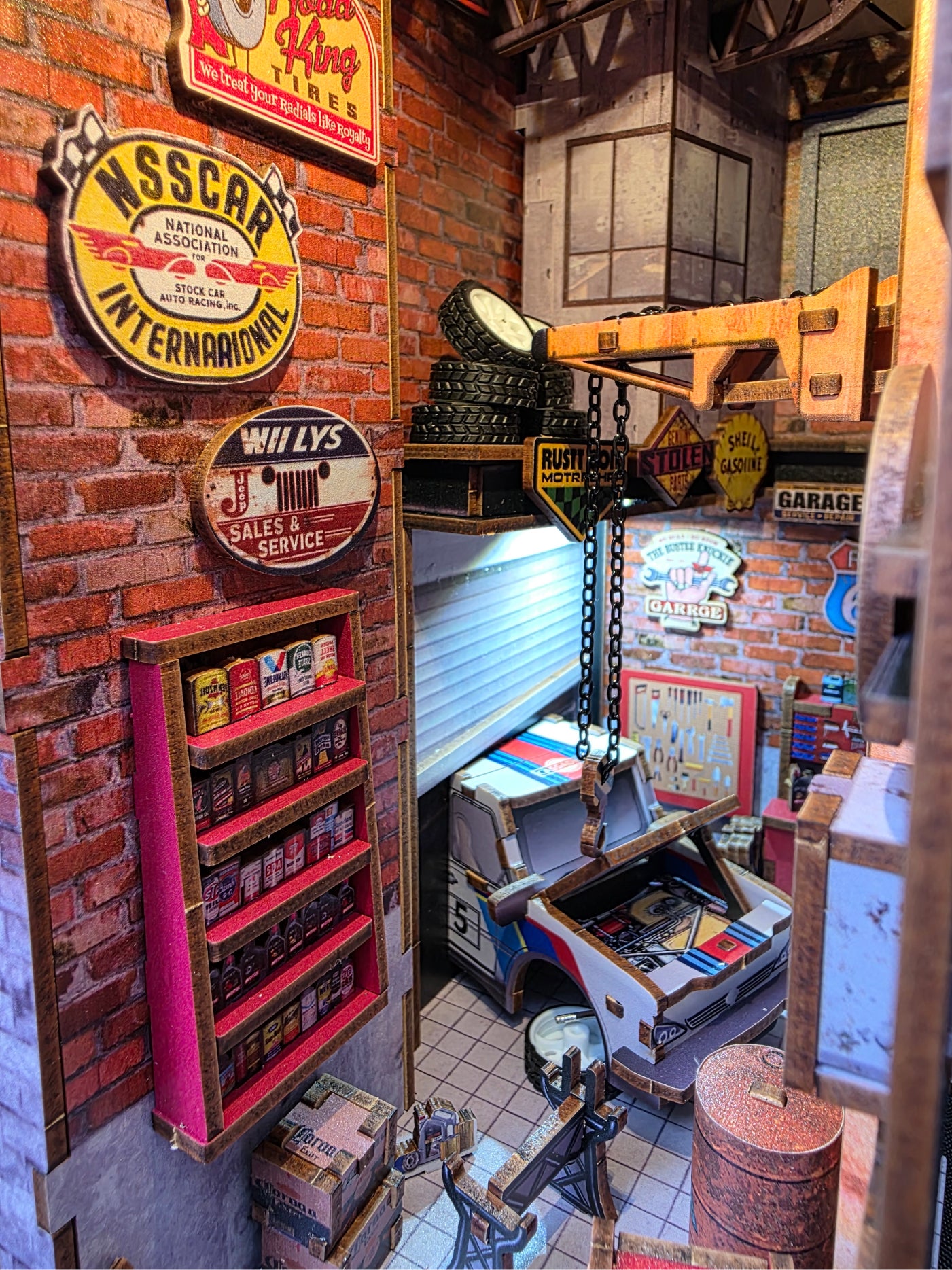 Spike's Garage – Separador de Libros de Taller Mecánico Luz