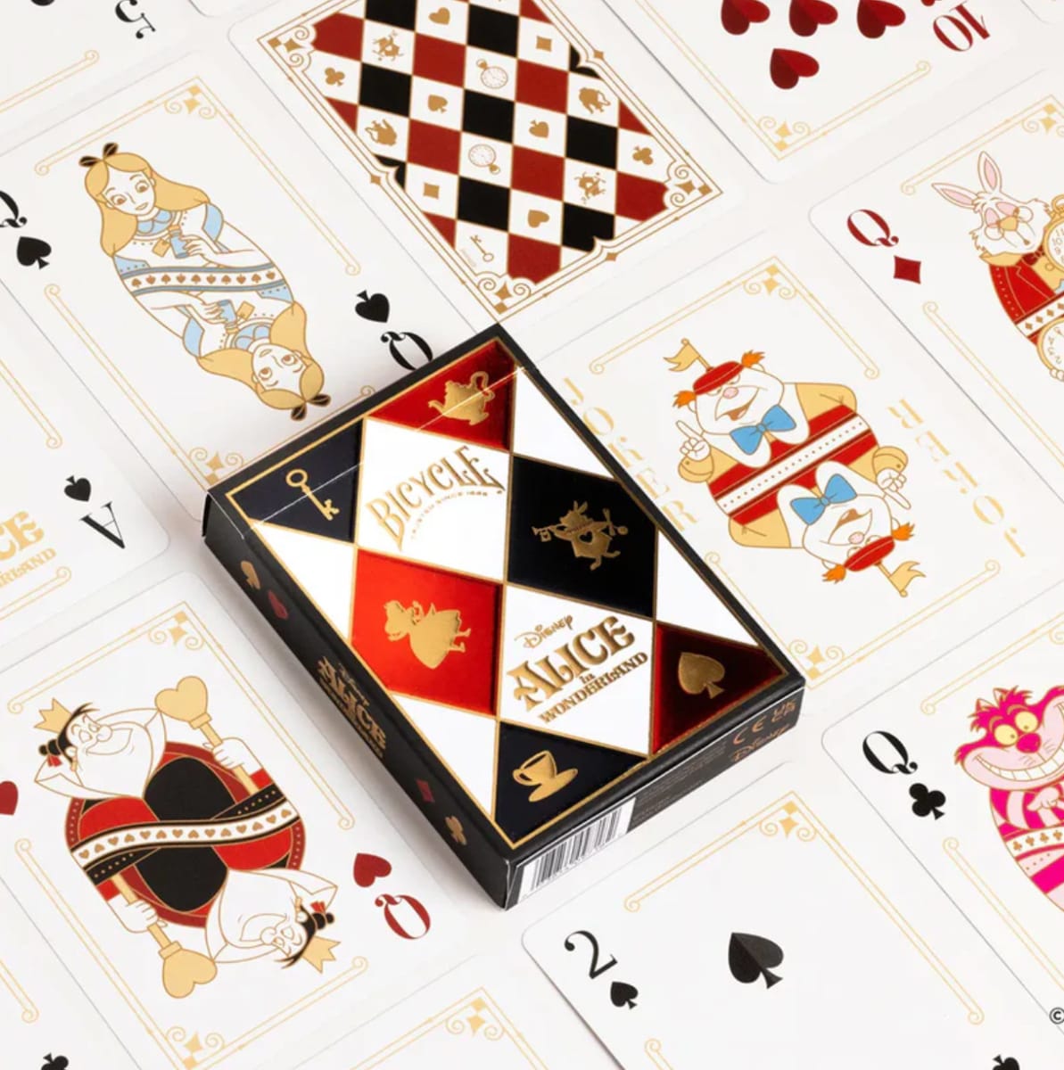 BICYCLE® Alice in Wonderland - Naipes Premium Reina de Corazones